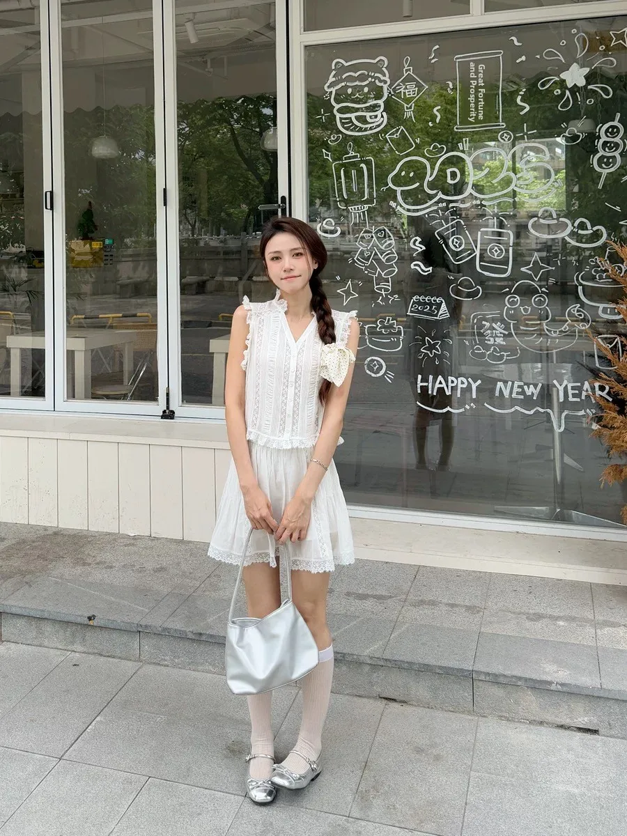 

Hua Ying Cotton Heavyweight Tuck Line Wood Ear No Sleeve V-neck Lace Small Shirt Half Skirt Set Two-piece Set Fashionable Wom...