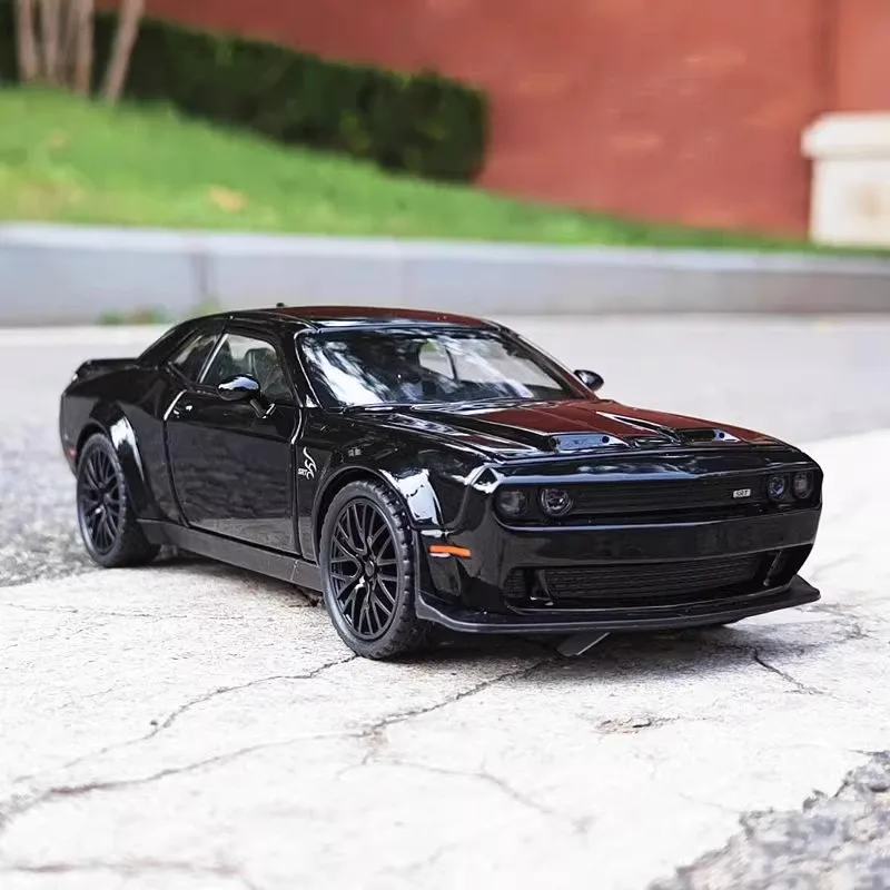 1:32 Dodge Challenger Hellcat Muscle Supercar Alloy Diecast Model Car Sound & Light Classic Ornaments Decorative Hobbies Collect