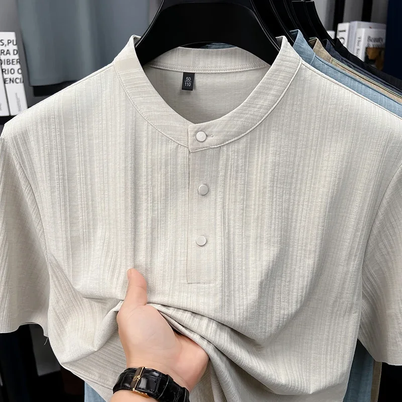 Herren Henley-T-Shirt mit Leinenstruktur und Stehkragen, atmungsaktives Material, Kurzarm, für Business und Alltag.