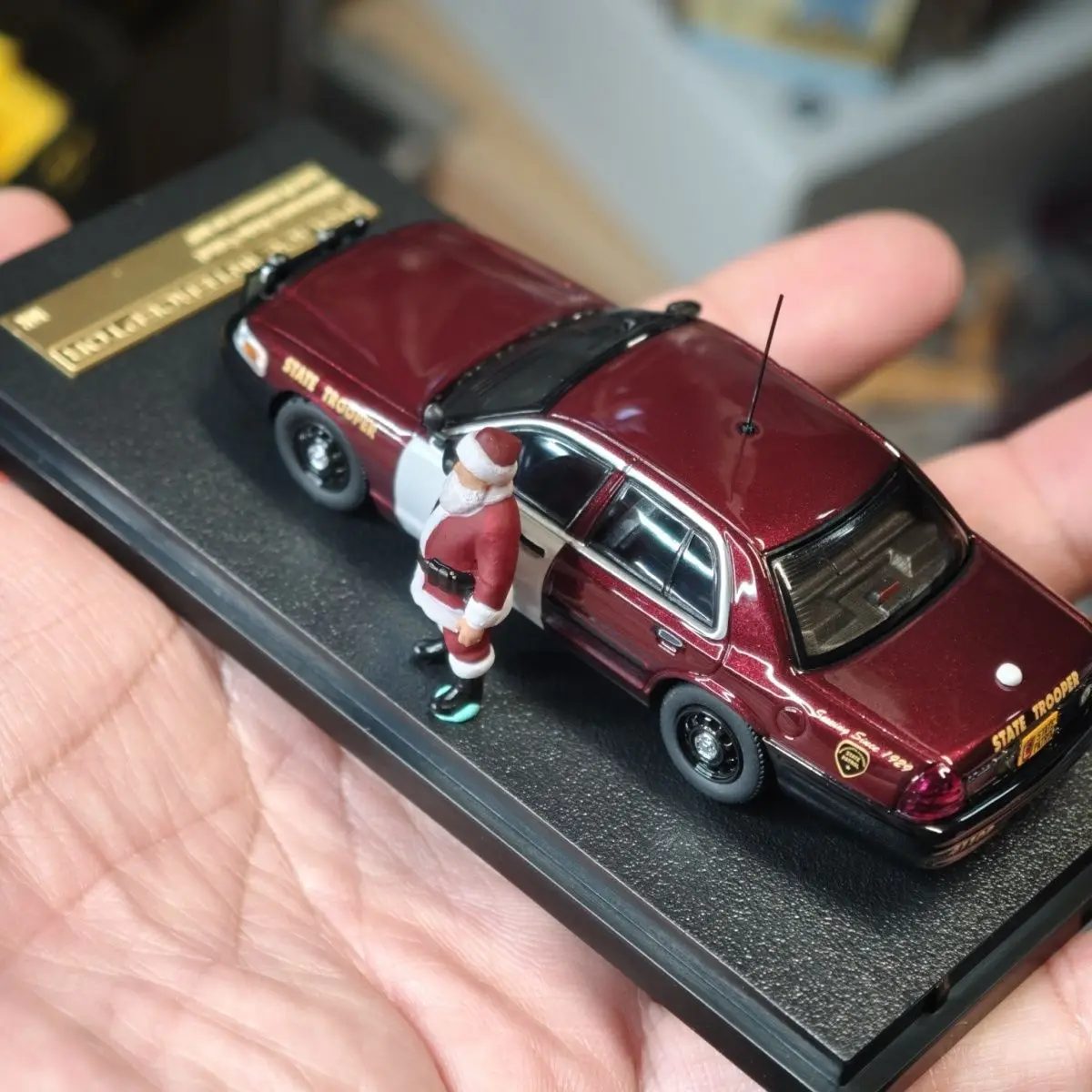 Figura 1:64 DIY Pintada à Mão em Resina Modelo Estático Cena de Natal com Polícia Diorama