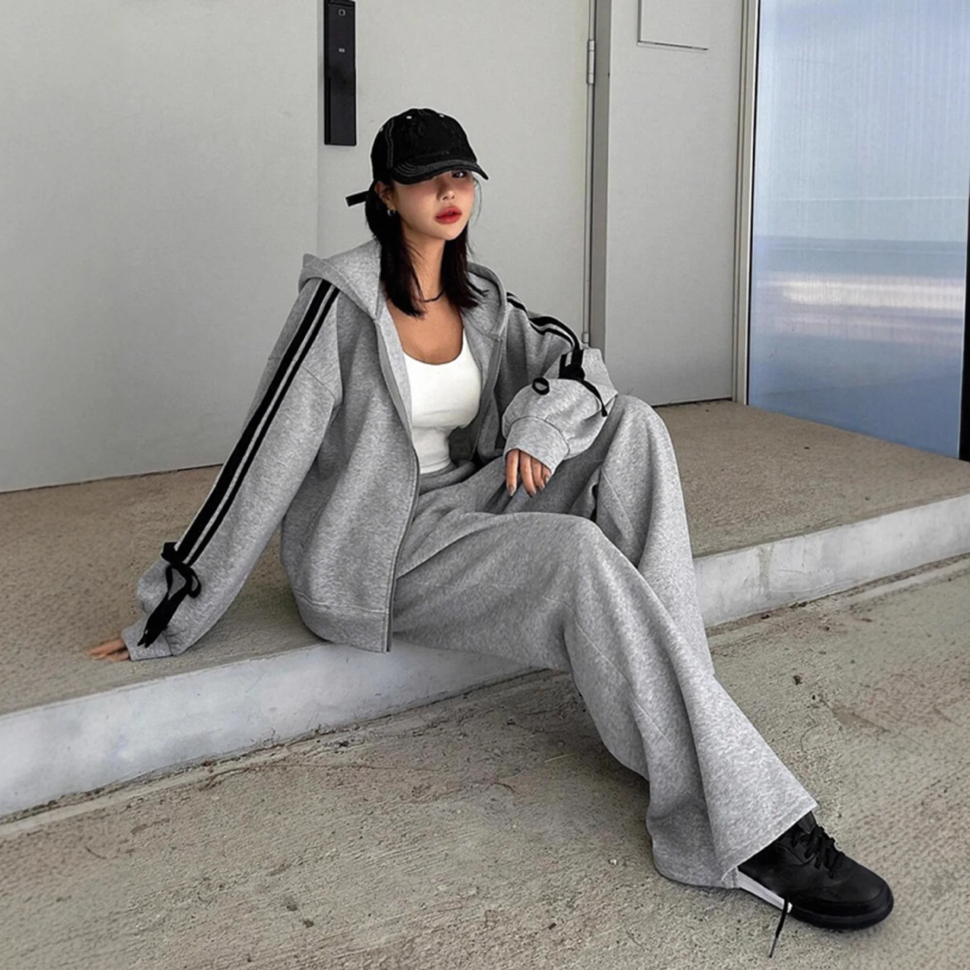 ชุดเสื้อฮู้ดและกางเกงสองชิ้นสำหรับผู้หญิง สไตล์ลำลอง สีพื้น เหมาะสำหรับใส่ไปเรียน  ฤดูใบไม้ร่วง/ฤดูหนาว 2025