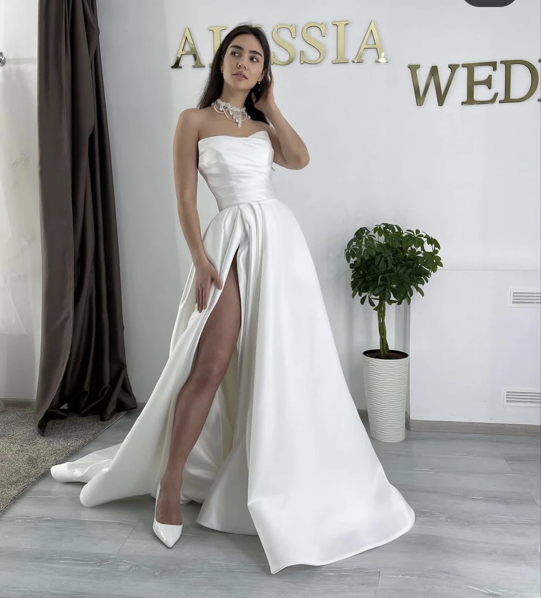 Elegant Wedding Dress Soft Satin Side Slit Strapless Simple Bridal Gowns Customize To Measures Stunning Floor Length Beach 2024