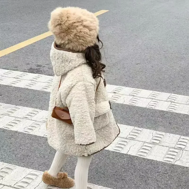 Casaco de cordeiro dupla face com botão de couro para meninas, jaqueta grossa com capuz, top longo, snowsuit elegante para inverno