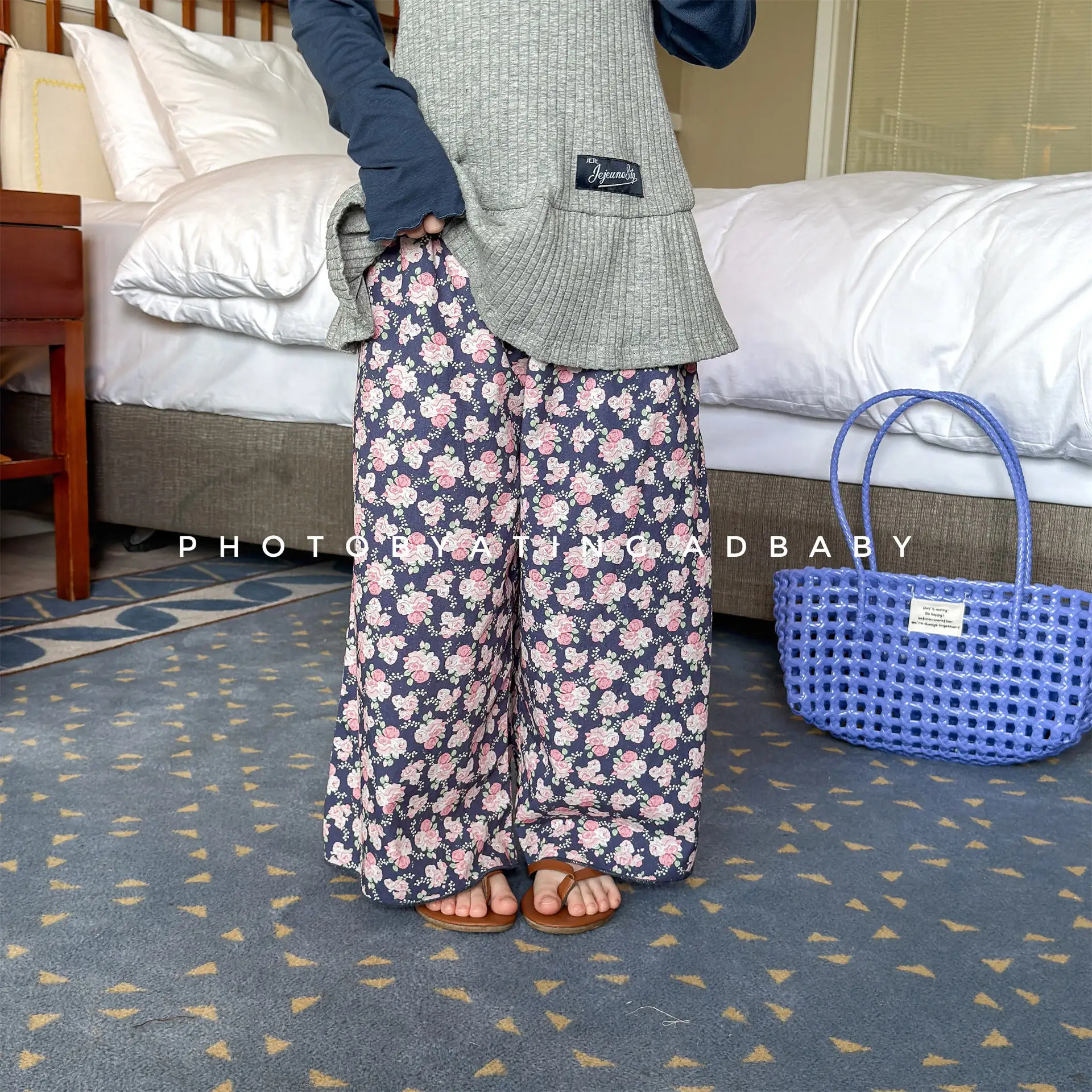 

2026 весенние новые повседневные брюки с цветочным принтом для девочек, детские свободные брюки, хлопковые широкие брюки для маленьких девочек, модная детская одежда для девочек