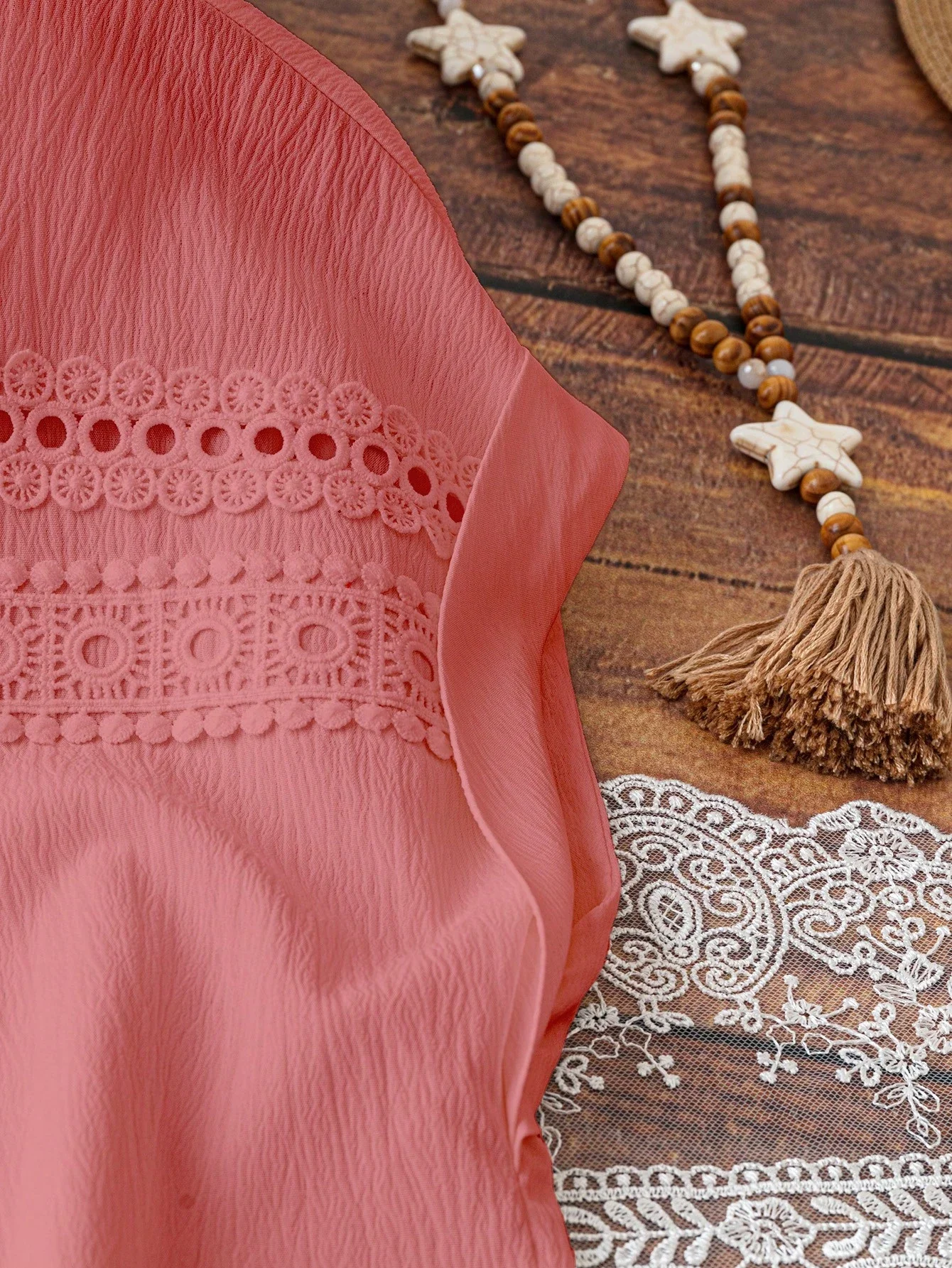 

Женское платье свободного кроя с кружевными вставками, плиссировкой и эффектом льняной ткани, с заниженной линией плеч