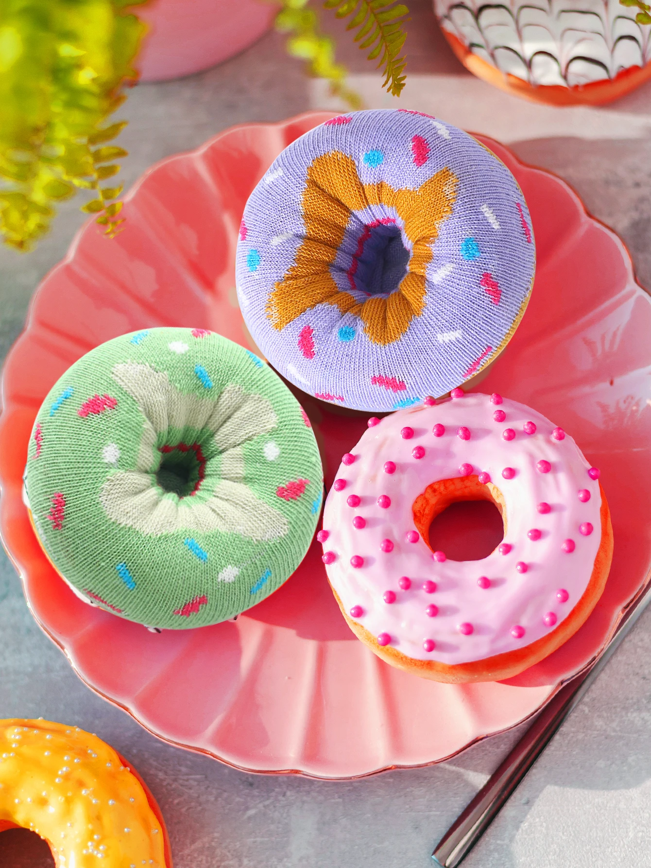 ถุงเท้า unisex กลางน่อง 2 คู่ในรูปโดนัทแสนหวาน นวนิยายและของขวัญวันหยุดแสนสนุกที่สร้างสรรค์