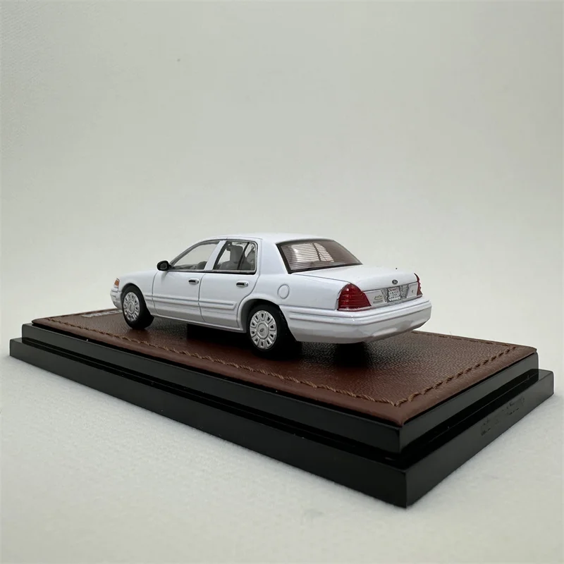 GOC 1:64 Ford Crown Victoria Street Package White  Diecast Model Car