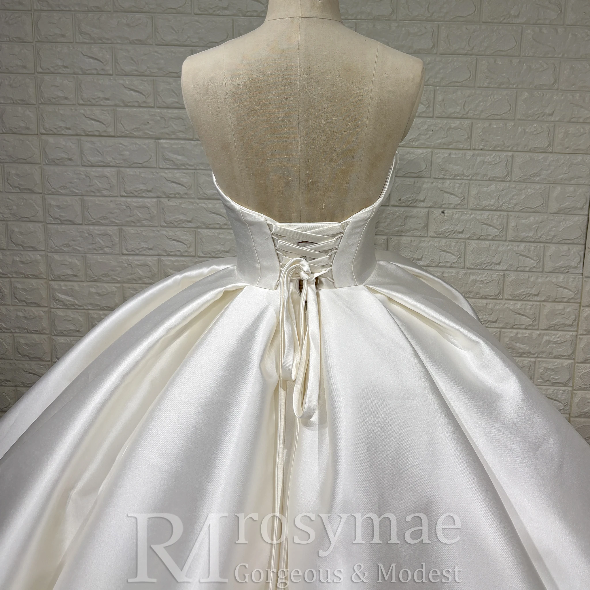 Rosymae – robe de mariée en Satin, décolleté asymétrique, robe de bal, corsage ajusté élégant, jupe volumineuse, sans bretelles, courbes accentuantes