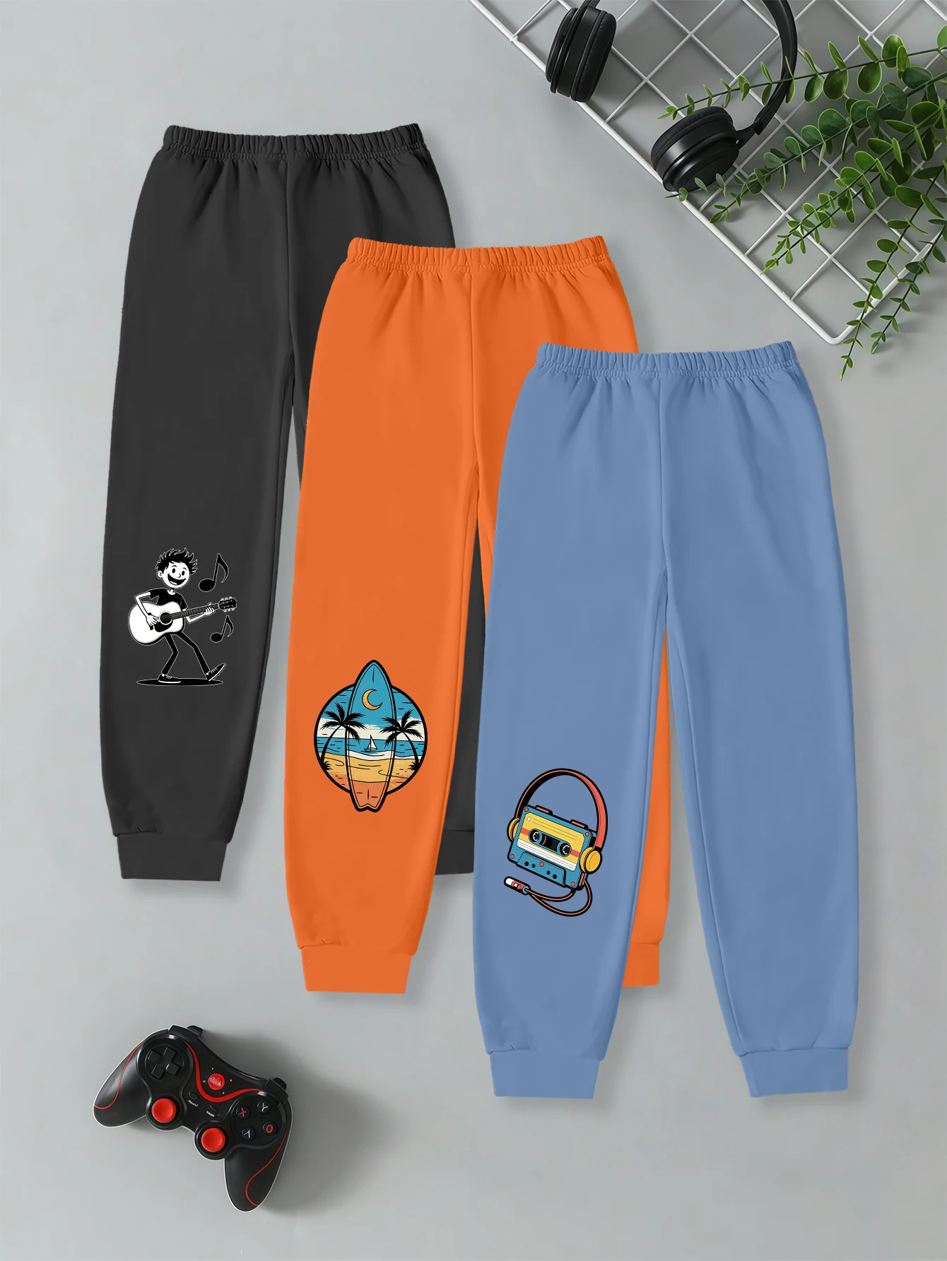 

3 предмета: повседневные спортивные штаны для мальчиков с принтом: мальчик, играющий на гитаре, доска для серфинга и видеокассета, для осени