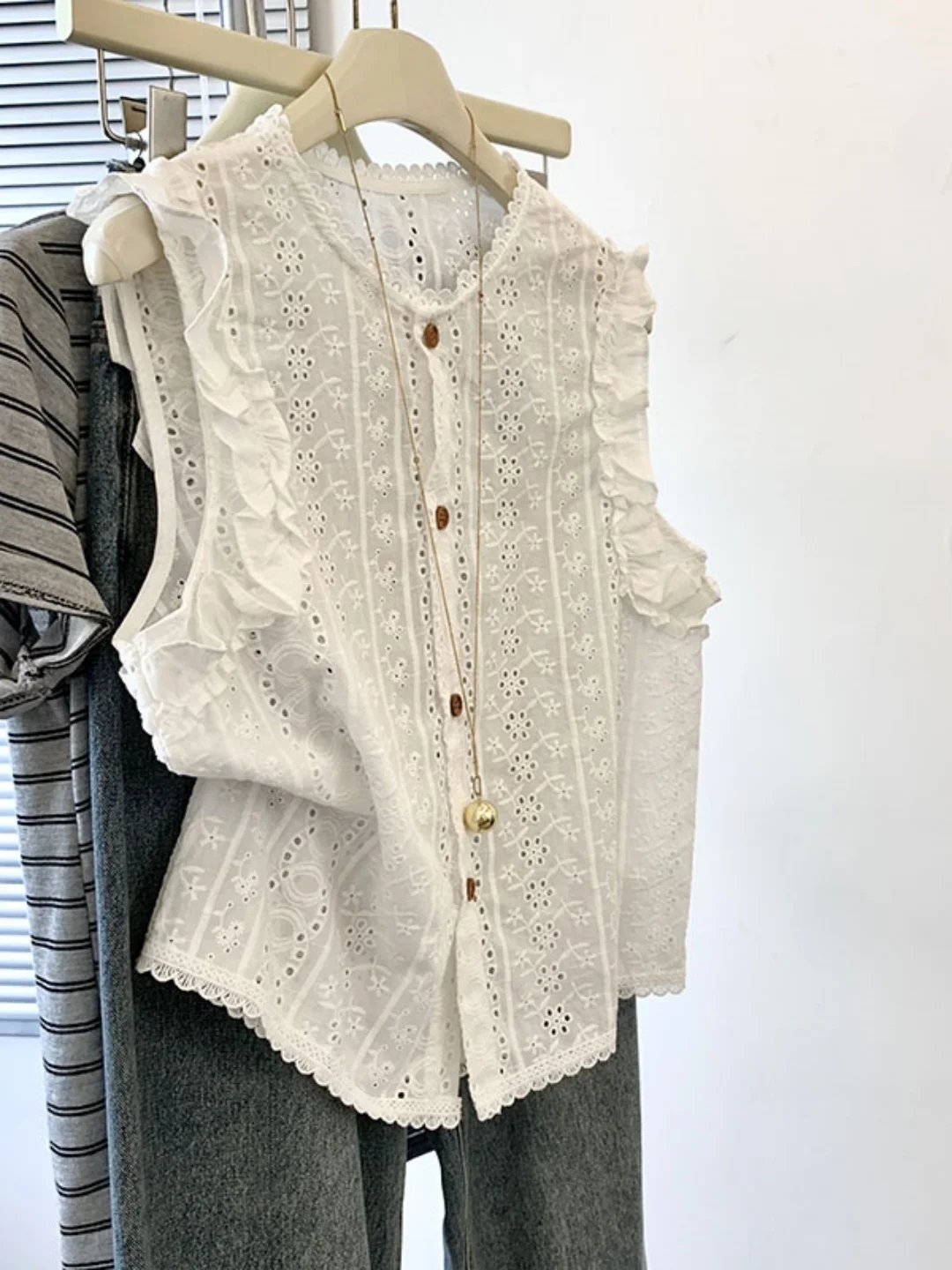 

French Sle Lace Embroidery Hollow out Svel irt Vest Women Summer Outdoor Faion Age Reduction Ele Versatile Top