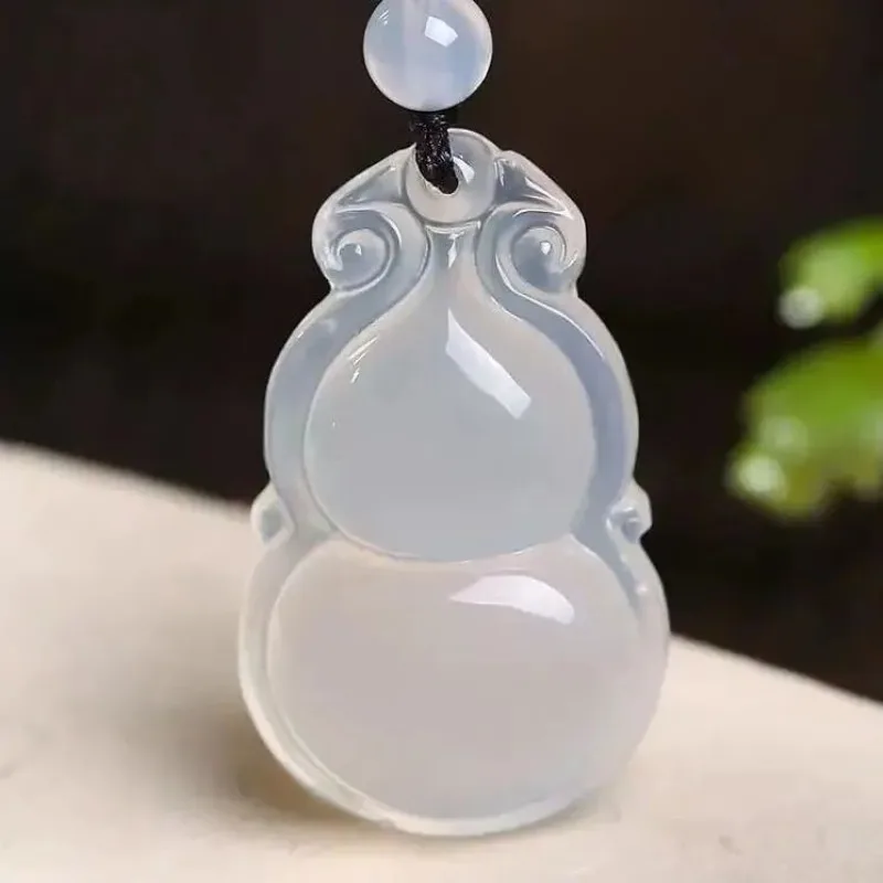 

Natural Agate Ice Chalcedony Gourd Pendant, Simple and Versatile Pendant for Men and Women
