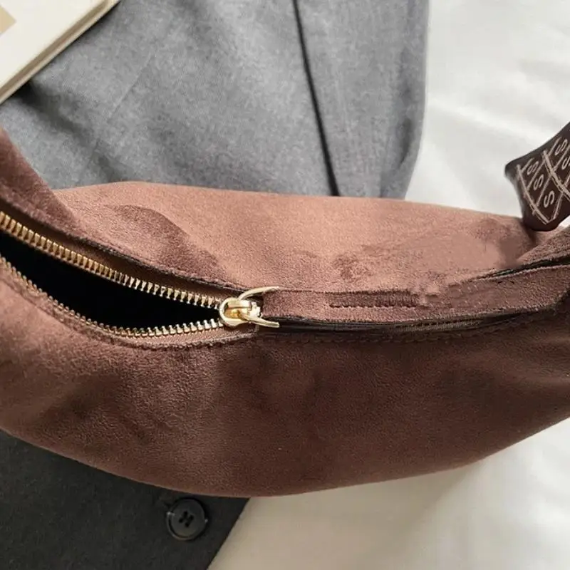 Retro-Handtaschen aus weichem PU-Leder für Damen, zum Tragen über der Schulter oder unter dem Arm, mit Seidenschal, lässige, einfarbige Damen-Umhängetaschen. – Detail 7