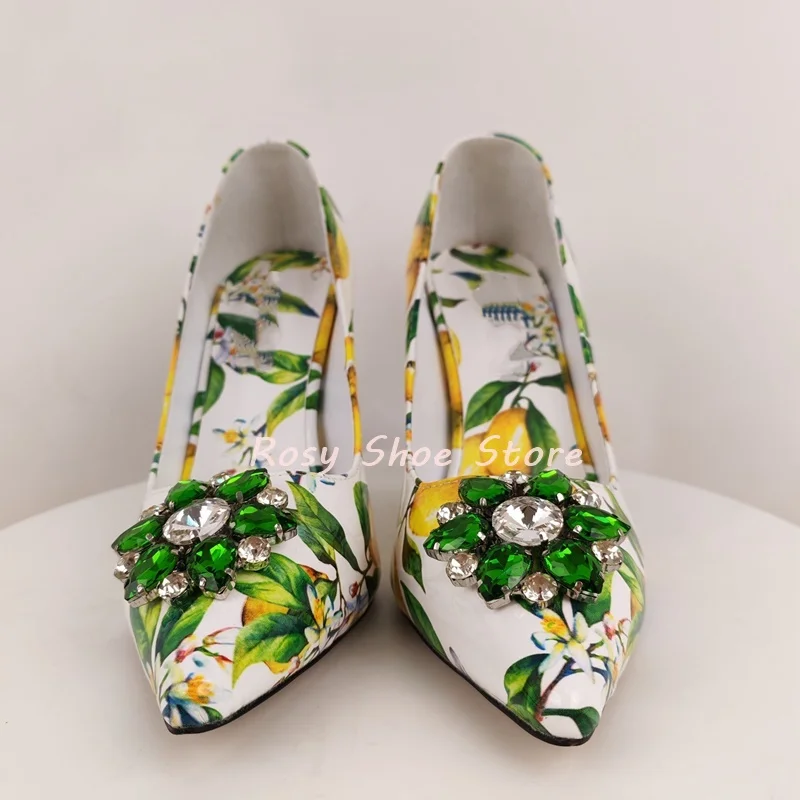 Décolleté con decorazione con fibbia a diamante in cristallo scintillante di lusso stampato squisito Décolleté a spillo da sposa pastorale con punta a punta alla moda