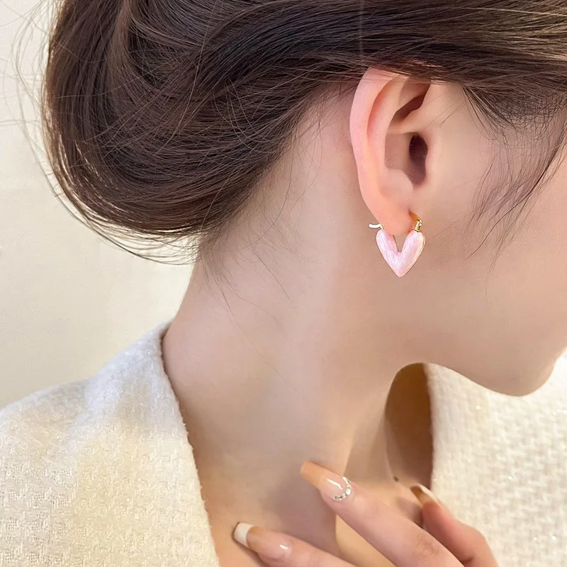 2024 New Korean Light Luxury White Oil Dropping Love Stud Earrings For Women Fashion Elegant Metal Jewelry Gifts Wholesale