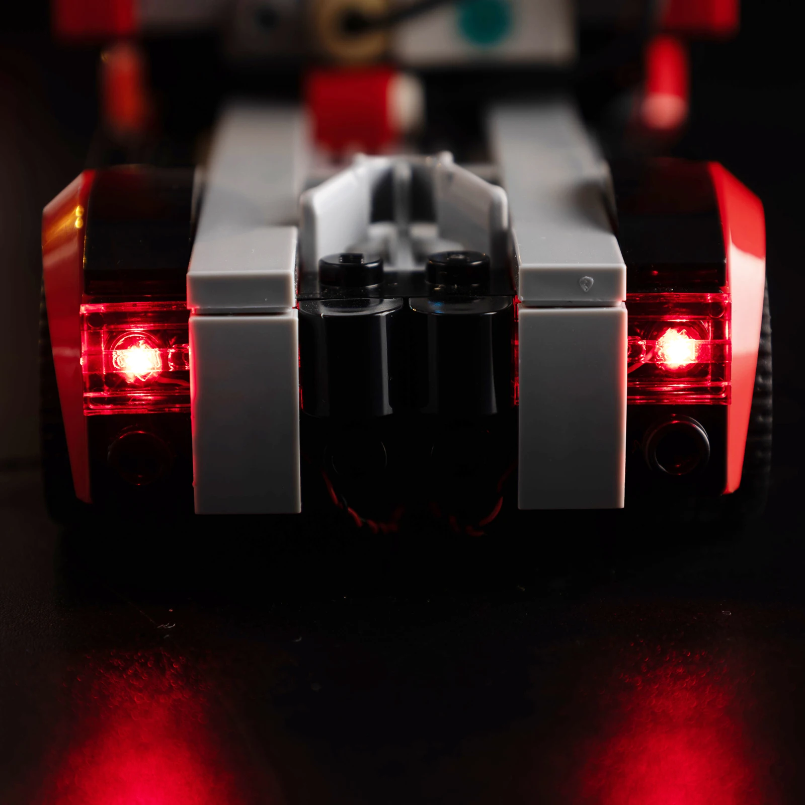 Kit de luces LED para F1 ®   Camión con RB20 y AMR24 F1 ®   El juego de juguetes modelo Cars 60445 no incluye bloques de construcción