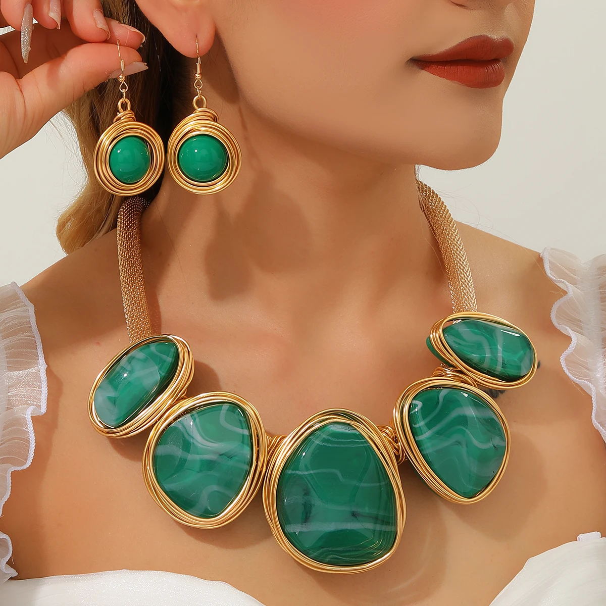 Trendiges, unregelmäßiges, geometrisches Harz-Edelstein-Schmuckset aus Aluminiumdraht, handgefertigt, Statement-Halskette, Ohrringe, Schmuckset für Damen, Party-Accessoires – Detail 5
