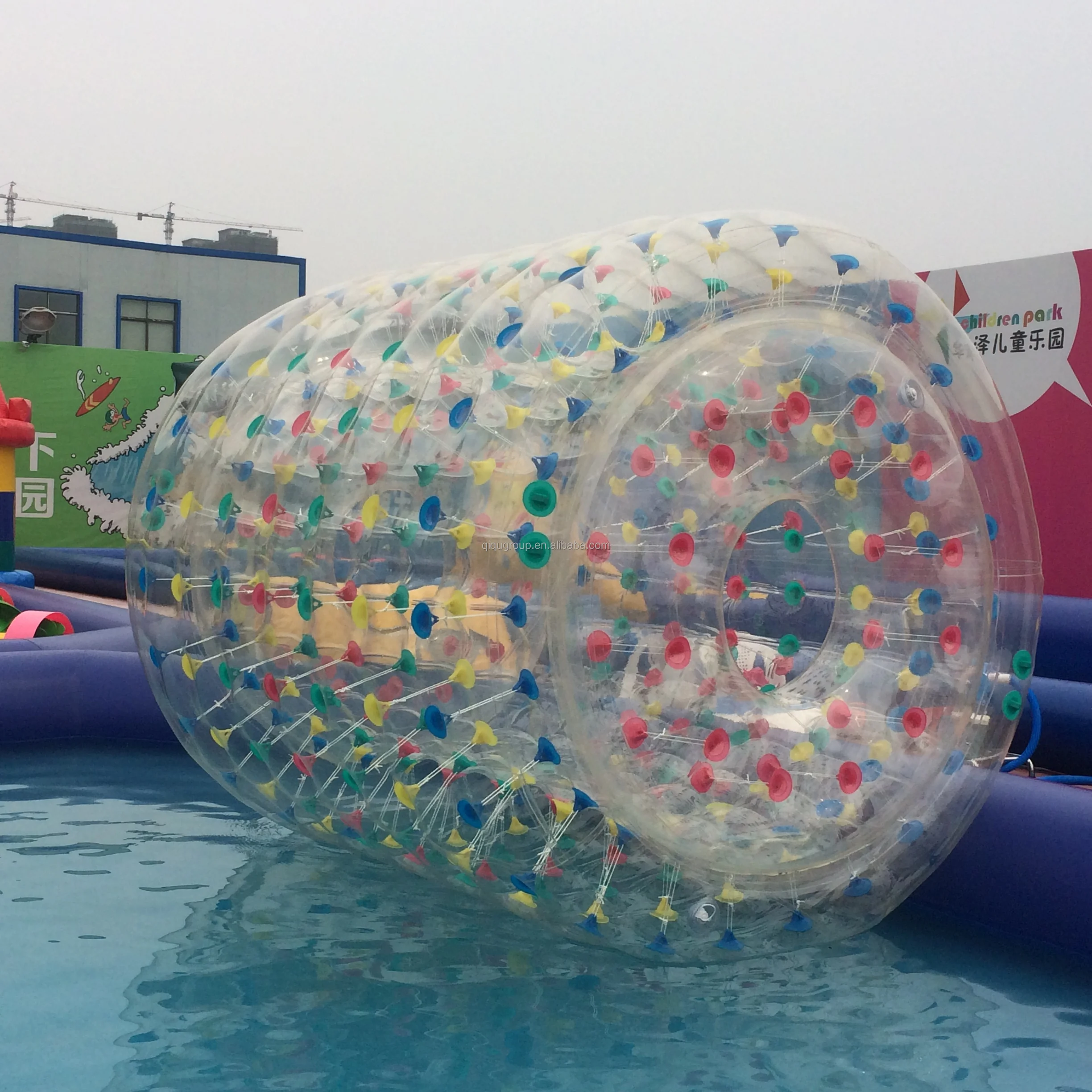 Equipo de parque acuático, atractivo juego acuático, divertido rodillo inflable para caminar en el agua, bola zorb