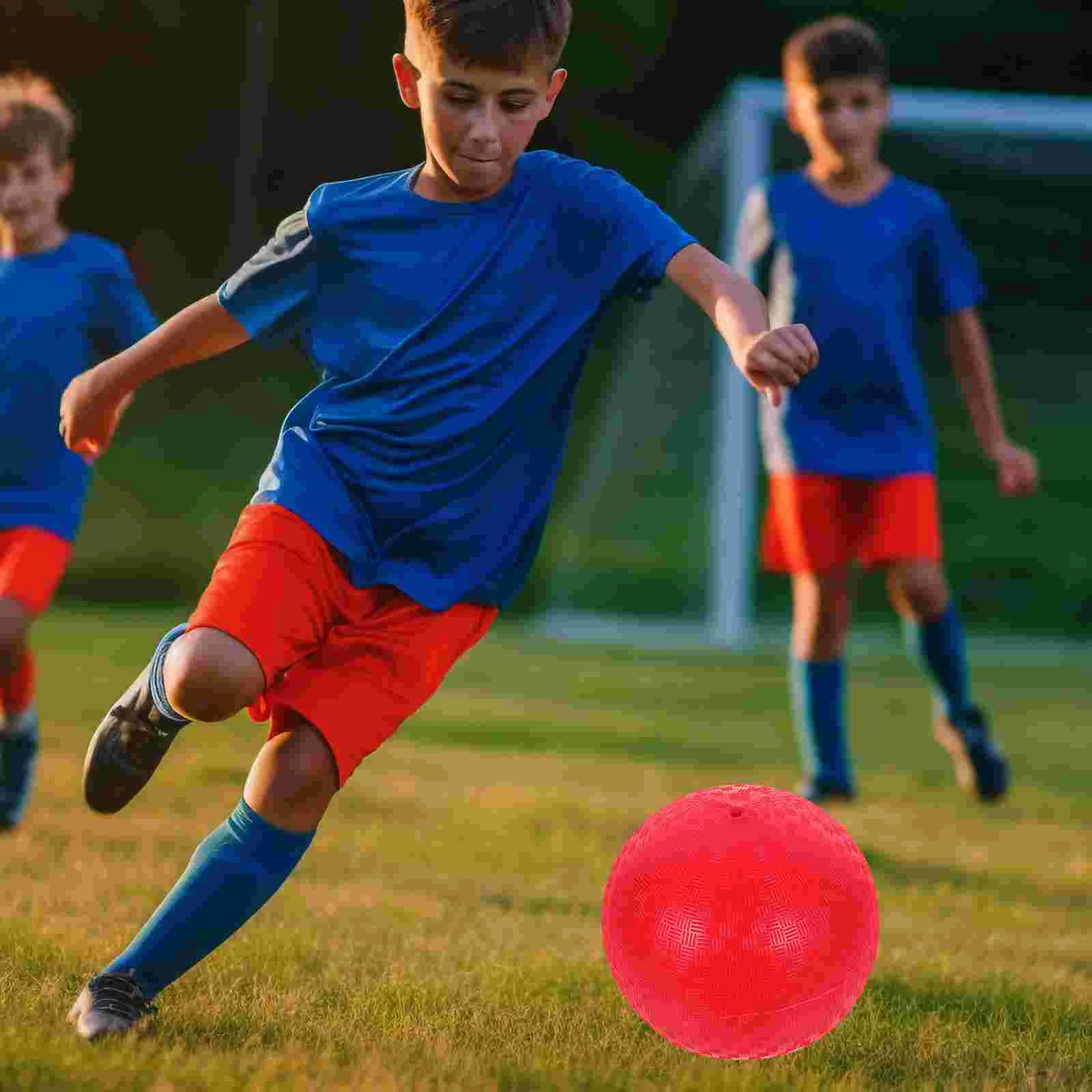 Crianças jogando bolas playground jogo pontapé para batendo ao ar livre kickball fora brinquedos