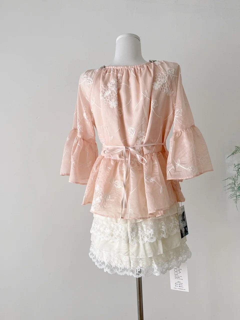 مجموعة تنورة رومانسية كلاسيكية مطرزة بشريط ماسي على شكل حرف V مع حواف من الدانتيل باللون الوردي للتخسيس للنساء الشابات