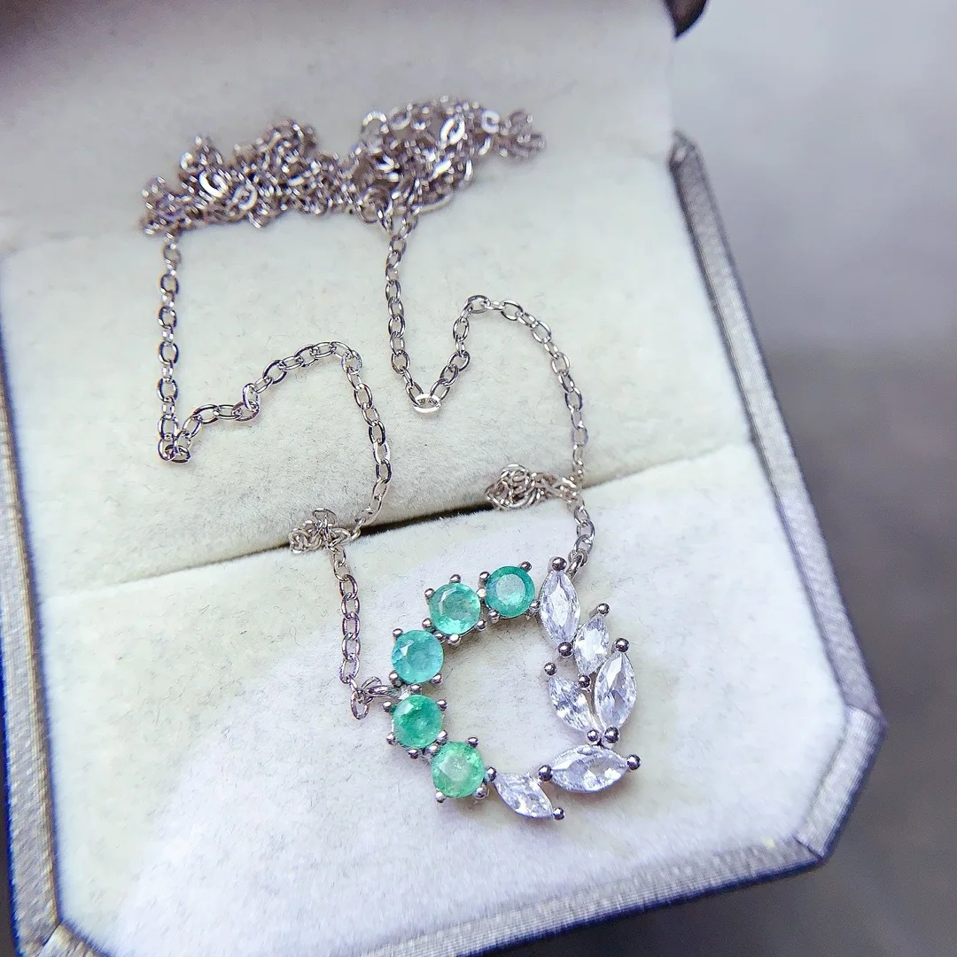 

Дизайнерская цепочка на ключицу из чистого серебра S925 для женщин с очаровательным натуральным изумрудом. Настоящий модный подарок.