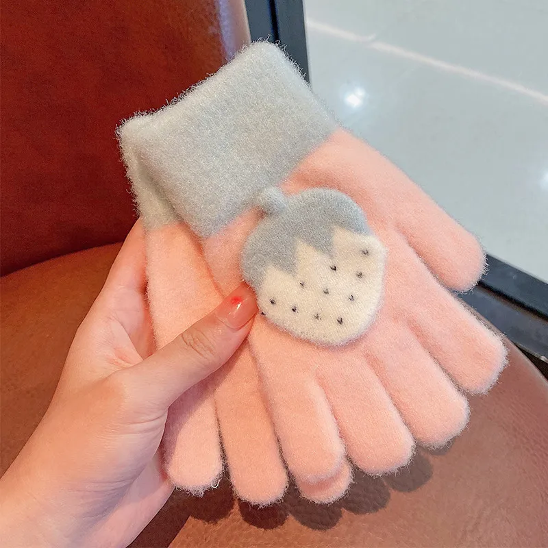 الخريف والشتاء لطيف الفراولة نمط محبوك قفازات الأطفال لينة الجلد ودية سميكة الباردة والدليل على قفازات يندبروف