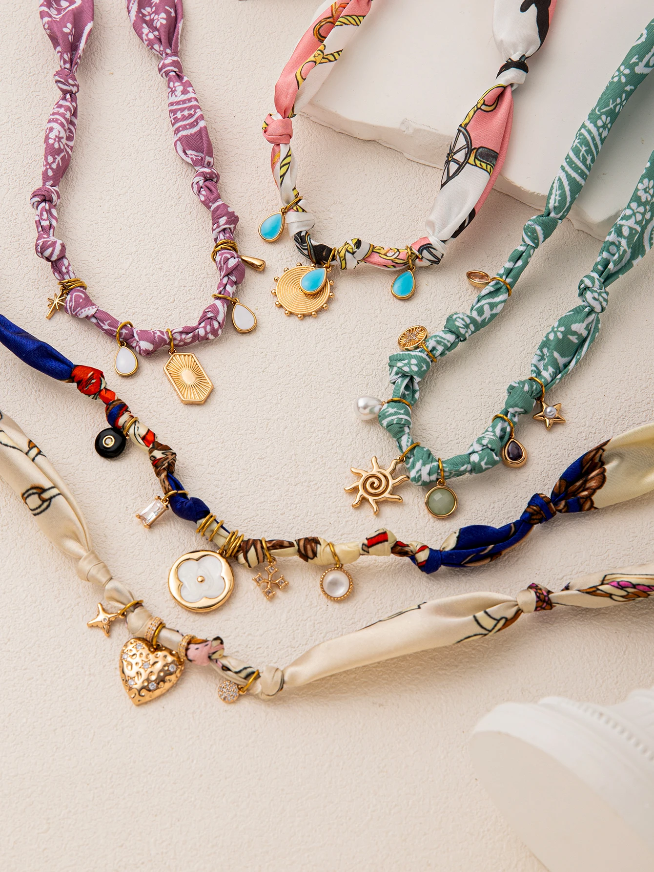 قلادة بوهيمية للنساء، قلادة قماشية مع تعليقات من الفولاذ المقاوم للصدأ مطلية بالذهب عيار 18 قيراط