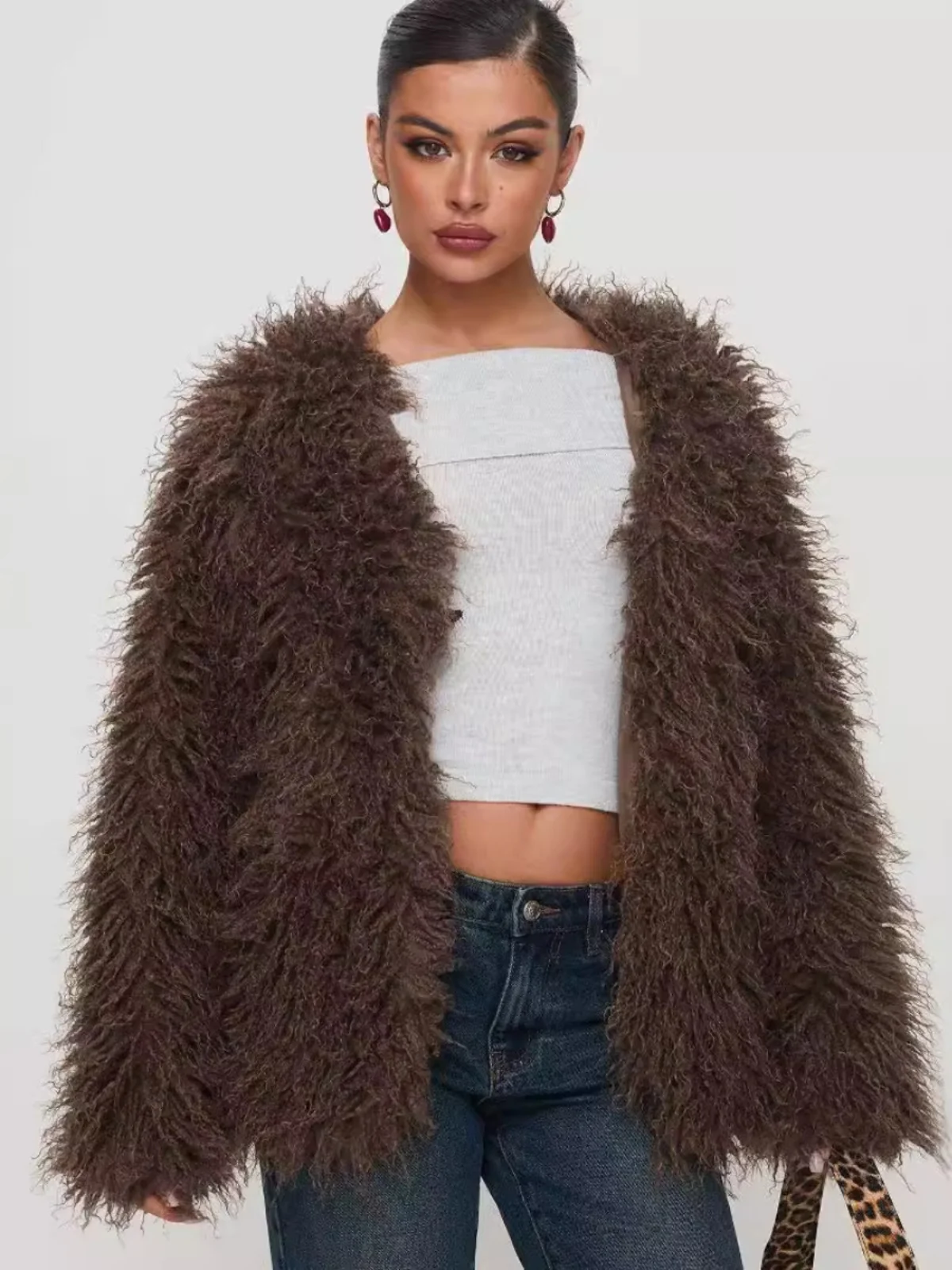 เสื้อโค้ทขนเฟอร์เทียมสีน้ำตาลสำหรับฤดูใบไม้ร่วงและฤดูหนาว ทรงยาวปกติ สไตล์ลำลอง เหมาะสำหรับใส่เดินทาง