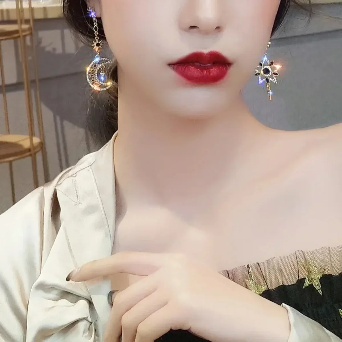 أقراط سماوية أثيرية فضية، مجوهرات متدلية بشرابة على شكل نجمة قمر غير متماثلة، هدية أنيقة مخصصة للنساء والفتيات