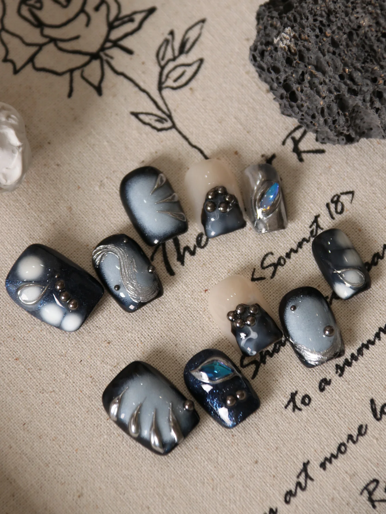 10 Uds. De uñas postizas acrílicas plateadas de halación negra corta, incluye 1 hoja de pestañas adhesivas y 1 Mini archivo