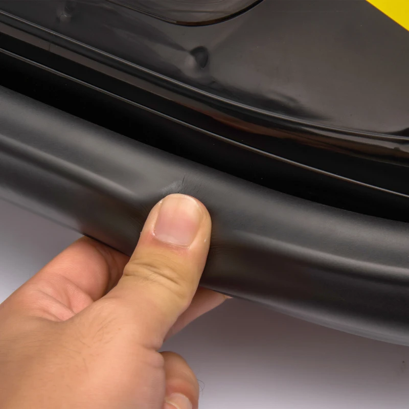 سيارة ممتصة للصدمات للأطفال 12 فولت تدور 360 درجة في مكان تشغيل المؤثرات الصوتية والأضواء للأطفال الذين تتراوح أعمارهم بين 3-5 سنوات أحمر