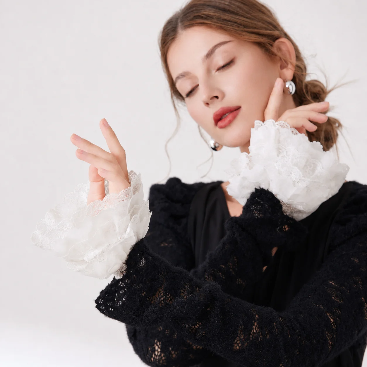 1 Pair Lace Fake Cuffs Women's White Multi-layer Ruffle Sweet Detachable Lolita Sleeve Cuffs for Halloween Costume Accessories