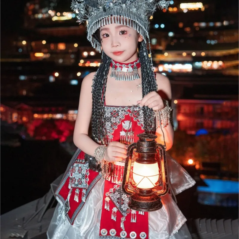 Mädchen zeigen ein nationales Kostüm verfügt über ein Kinderfoto