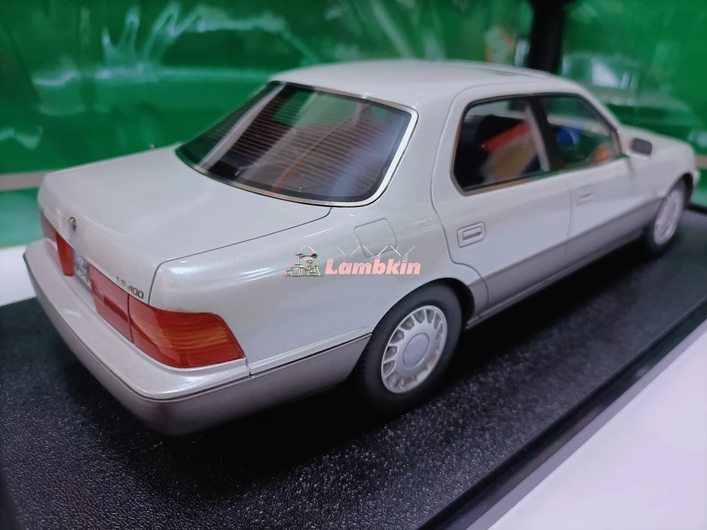 Kultowa 1:18 dla toyot Lexus LS400 3.0 Edition WhiteLimousine Model klasycznych starych samochodów miniaturowy Model samochodu