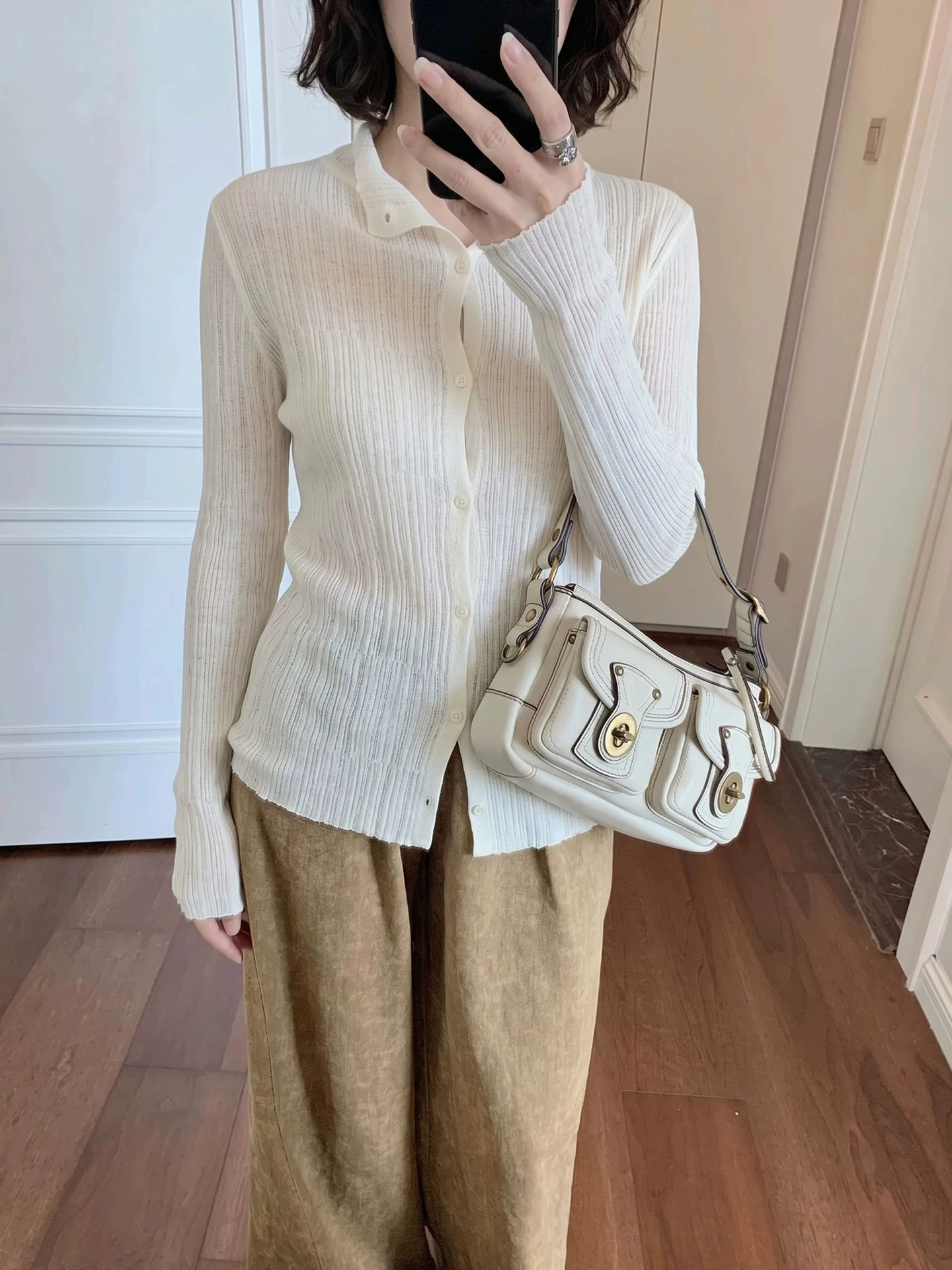 Cardigã Feminino Coreano Branco de Tricô Fino com Gola Dobrável e Micro Transparência, Novo, Casual, Versátil, Macio, Proteçã...
