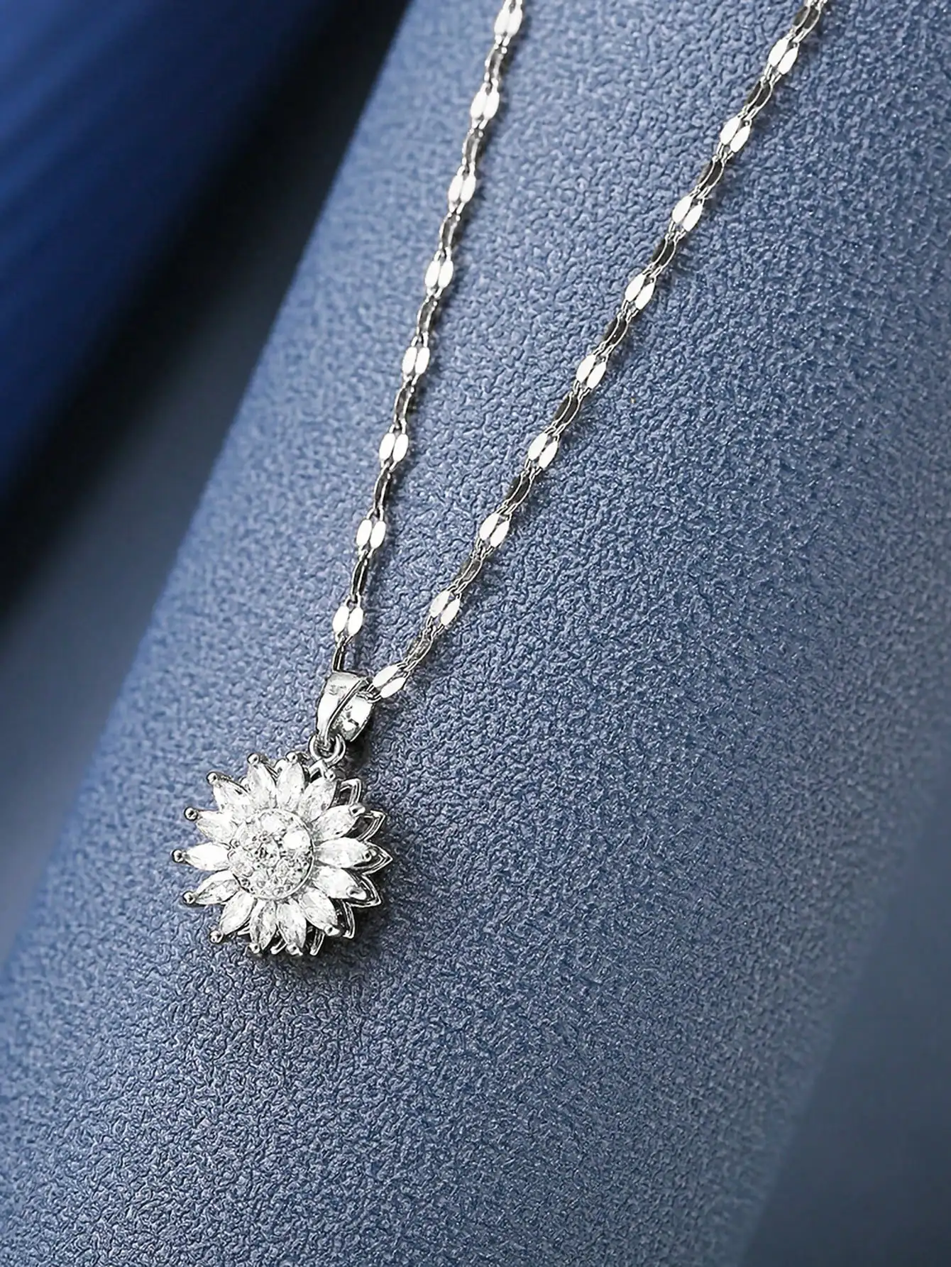 1 stainless steel plated 18K gold lip chain with rotatable sunflower necklace pendant