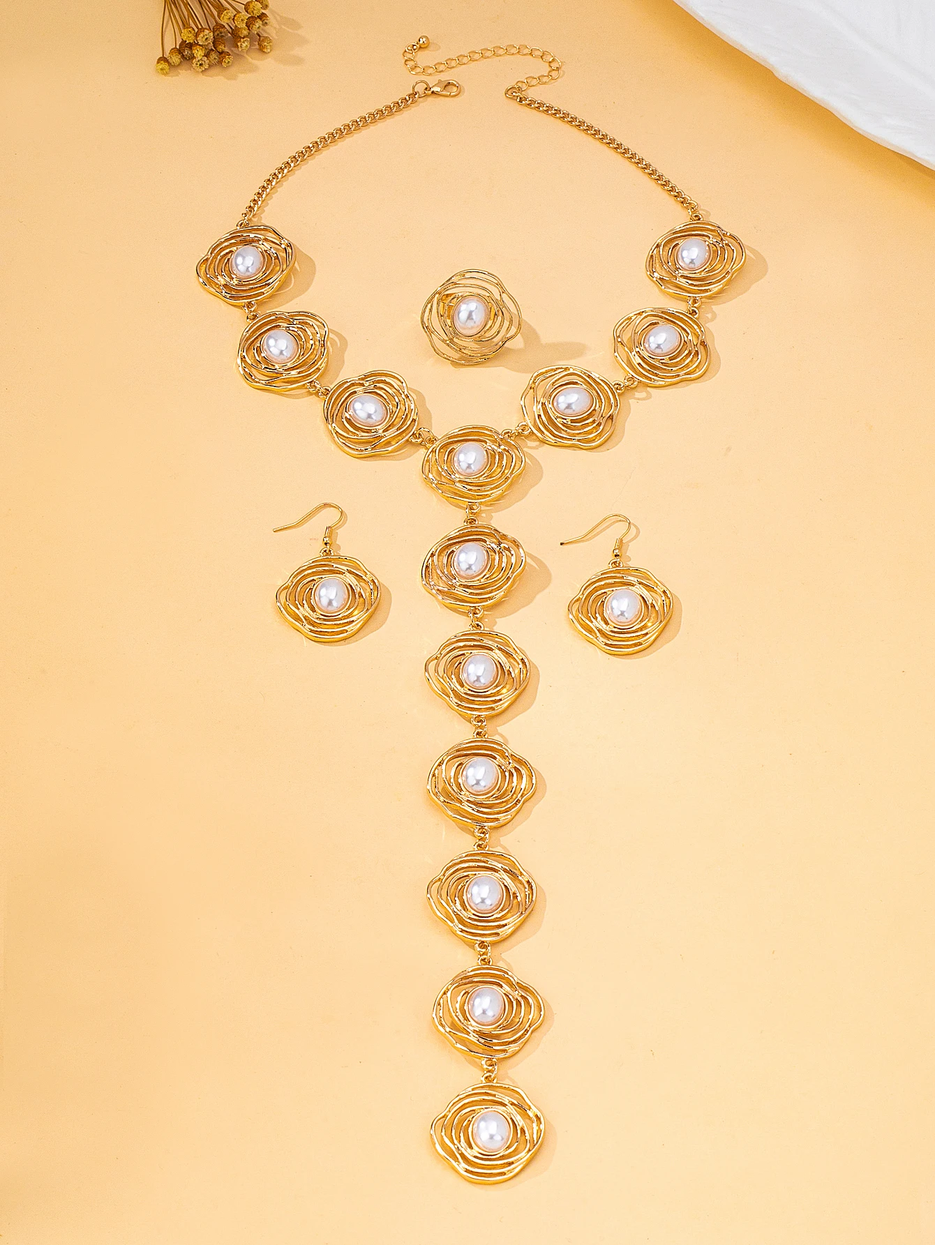 Damen-Schmuckset mit goldfarbenen, spiralförmigen Blumen und Perlen, mehrschichtige, drahtumwickelte lange Halskette, Hängeohrringe, Ring, Vintage-Party, auffälliger, dekorativer Schmuck. – Detail 5