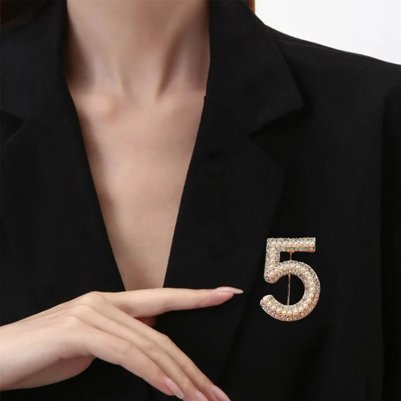 

Pearl Number 5 Brooch Universal Metal Diamond Pin High-end Versatile Clothes and Bags Accessories Brooch Pin