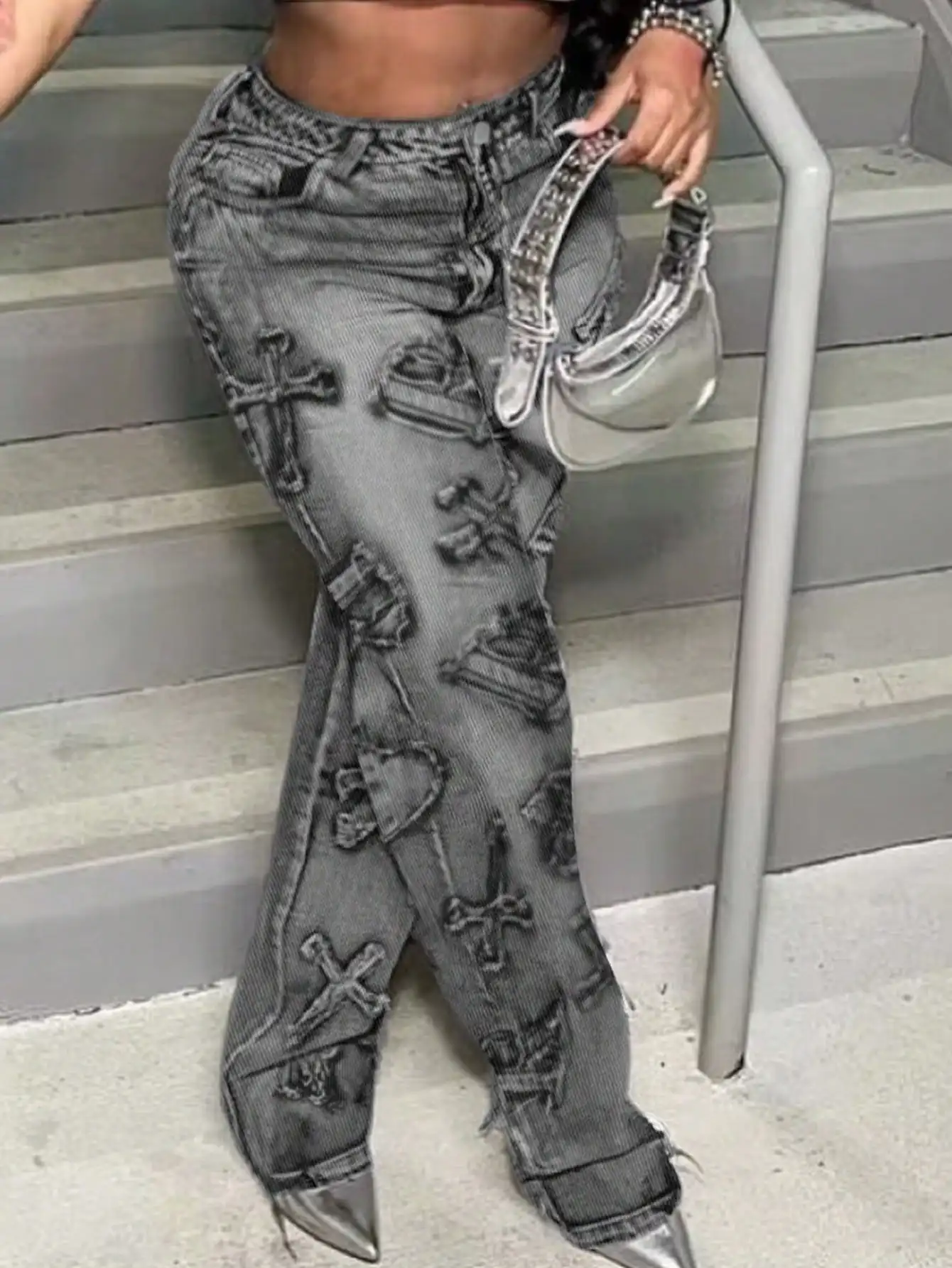 

Женские джинсы в готическом стиле с эффектом потертости и принтом крестов, свободного кроя для повседневной носки