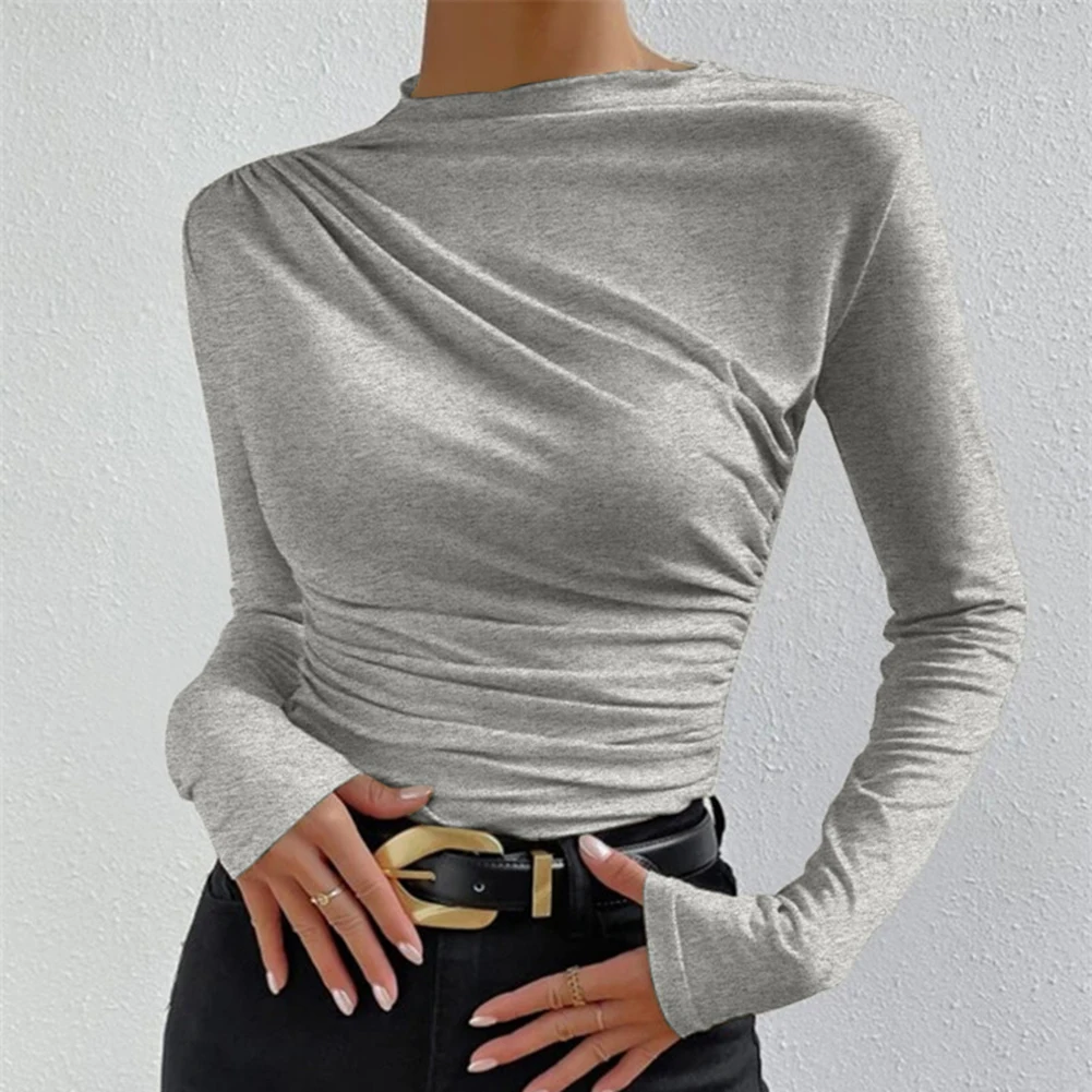 

Приталенный женский топ с длинными рукавами и плиссированными характеристиками. Средний эластичный полиэстер для всесезонного использования.