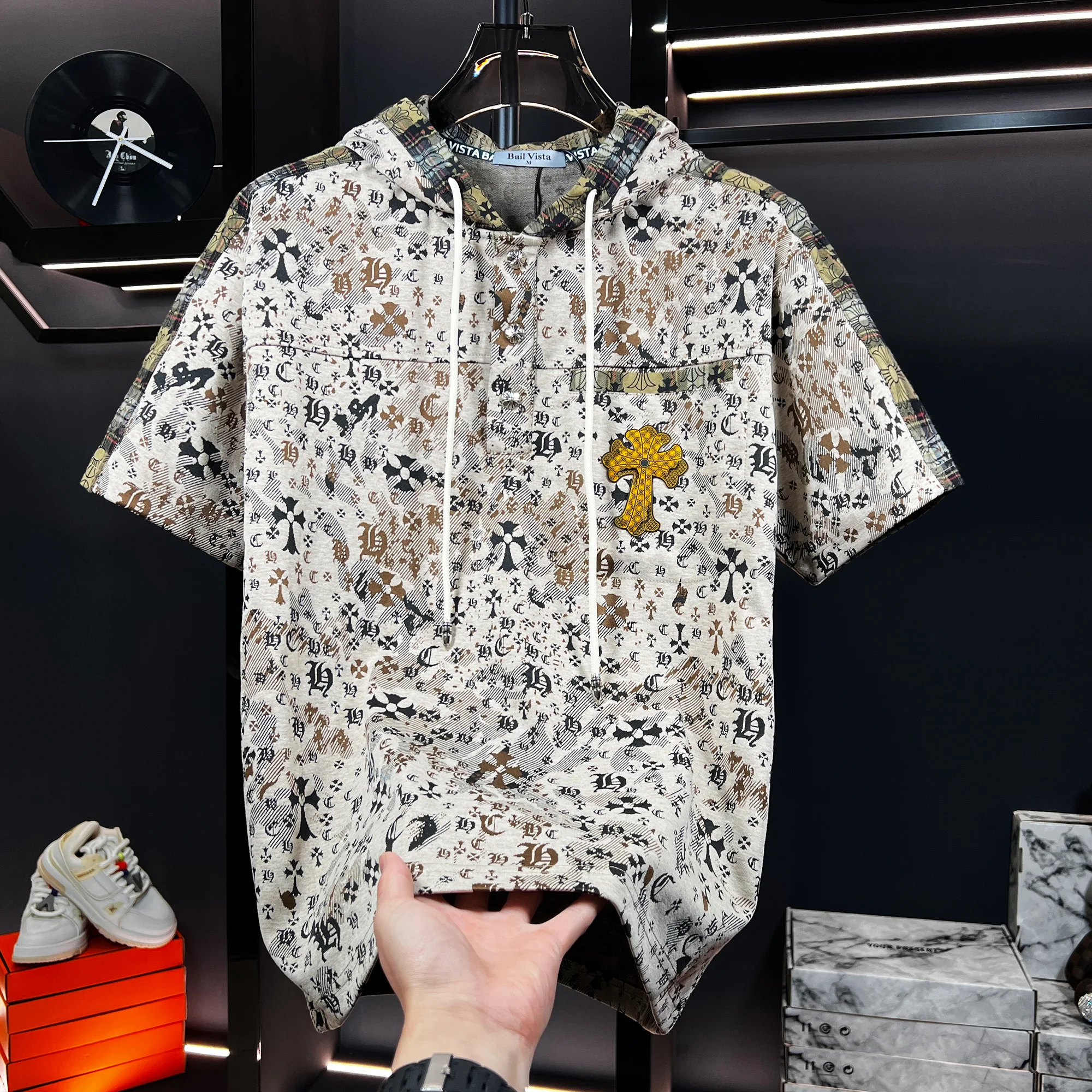 

Мужская летняя футболка с капюшоном и вышивкой, новая модная свободная модель в современном стиле, молодежная повседневная футболка для ежедневной носки.