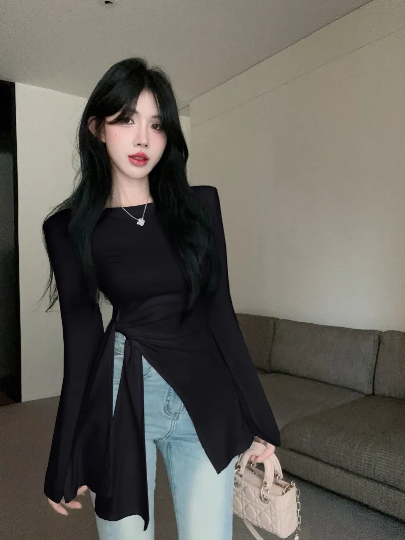 เสื้อยืดผู้หญิงทรงยาวแบบไม่สมมาตร ดีไซน์ผ่าข้าง ช่วงเอวเข้ารูป สไตล์เกาหลี สำหรับฤดูใบไม้ร่วง รุ่น Bla Spicy Girl  ดีไซน์โดดเด่นไม่ซ้ำใคร