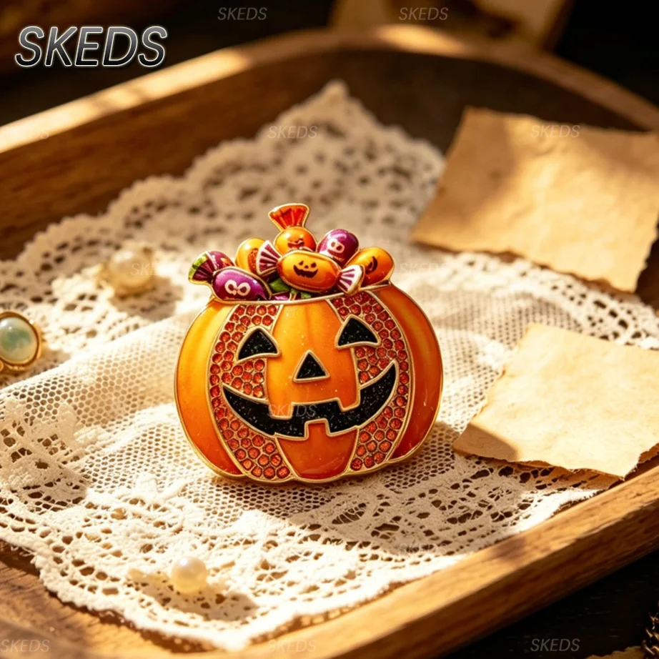 SKEDS Halloween Strass-Kürbis-Brosche, Emaille-Anstecknadel, Süßigkeiten oder Streichgeld Schmuck, Kleidungs- und Taschenaccessoire, Feiertagsgeschenk – Detail 3