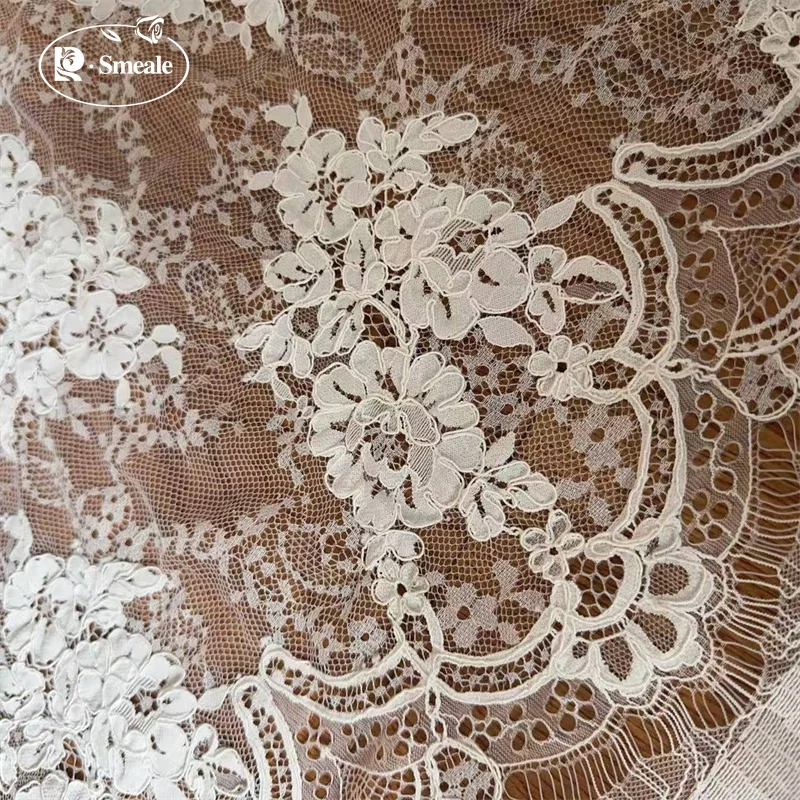 3 Meter. Offweißes Seil mit gestickten Blumen und Wimpernspitze. Baumwollstoffe zum Nähen von Spitzen, nigerianische Textilspitzenstoffe. – Detail 7