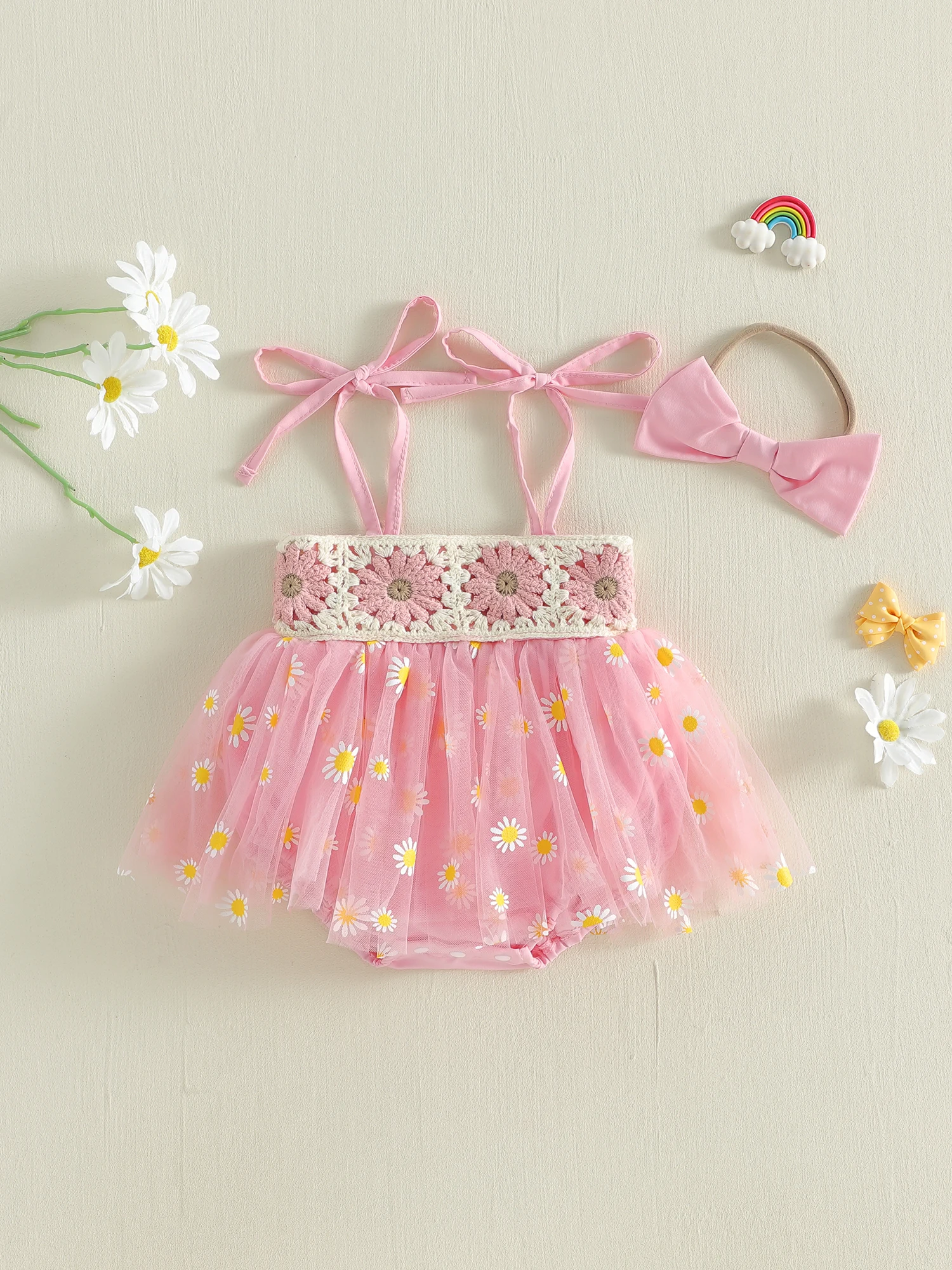 

Очаровательный комплект для маленьких девочек: комбинезон без рукавов с цветочным пэчворком и подходящей повязкой на голову с бантом для летних нарядов.