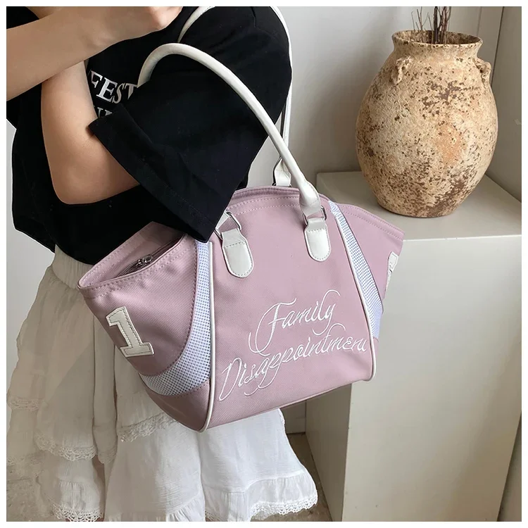 

Модная пригородная сумка через плечо — элегантная винтажная кожаная сумка в минималистском стиле, роскошный женский покупатель с золотым логотипом