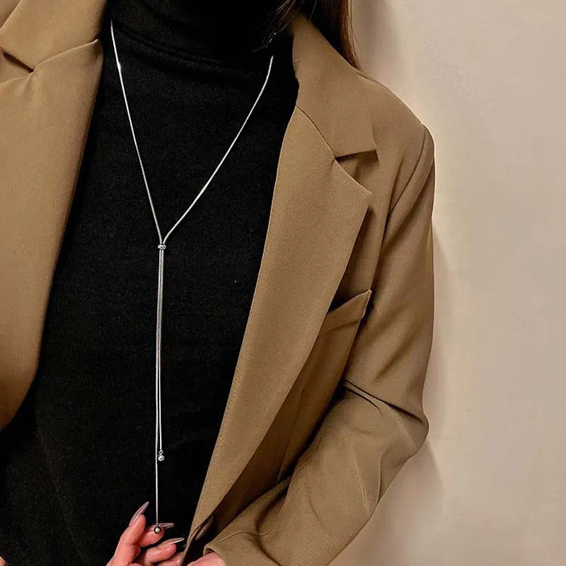Temperamentvolle Edelstahl-Schlangenkette für Damen und Herren, minimalistische silberfarbene geometrische verstellbare Halskette, Schmuck. – Detail 1