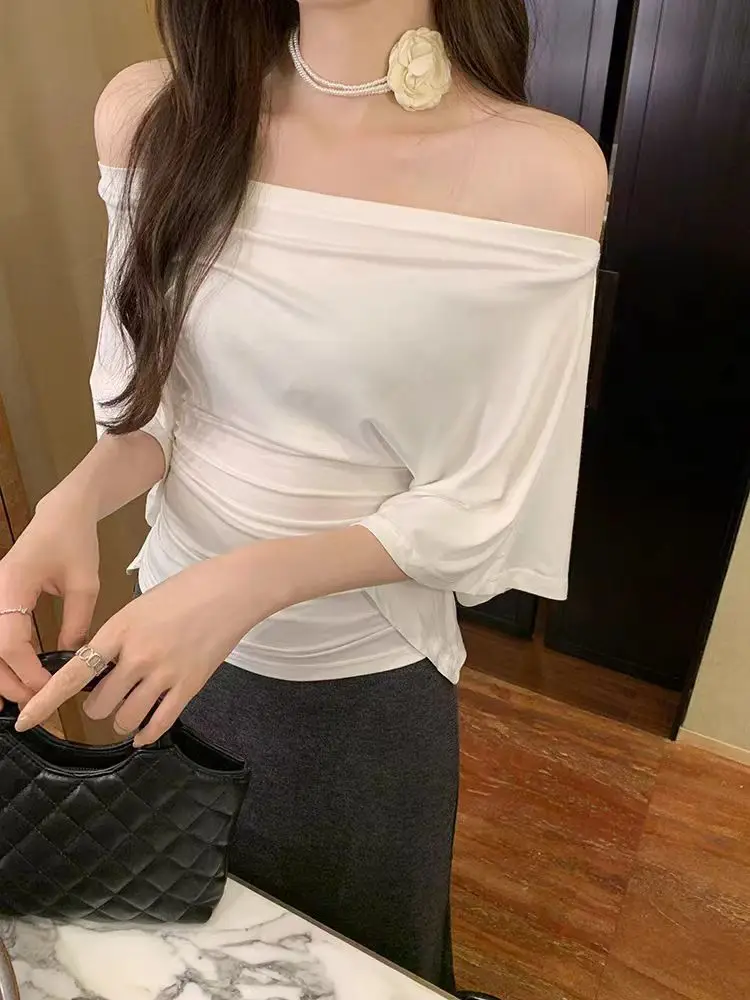 Damen-Top für den Sommer mit Schulterfrei-Ausschnitt und Trompetenärmeln, Schlankes T-Shirt, Elegantes Plissiertes Einfarbiges Pullover-Shirt – Detail 5