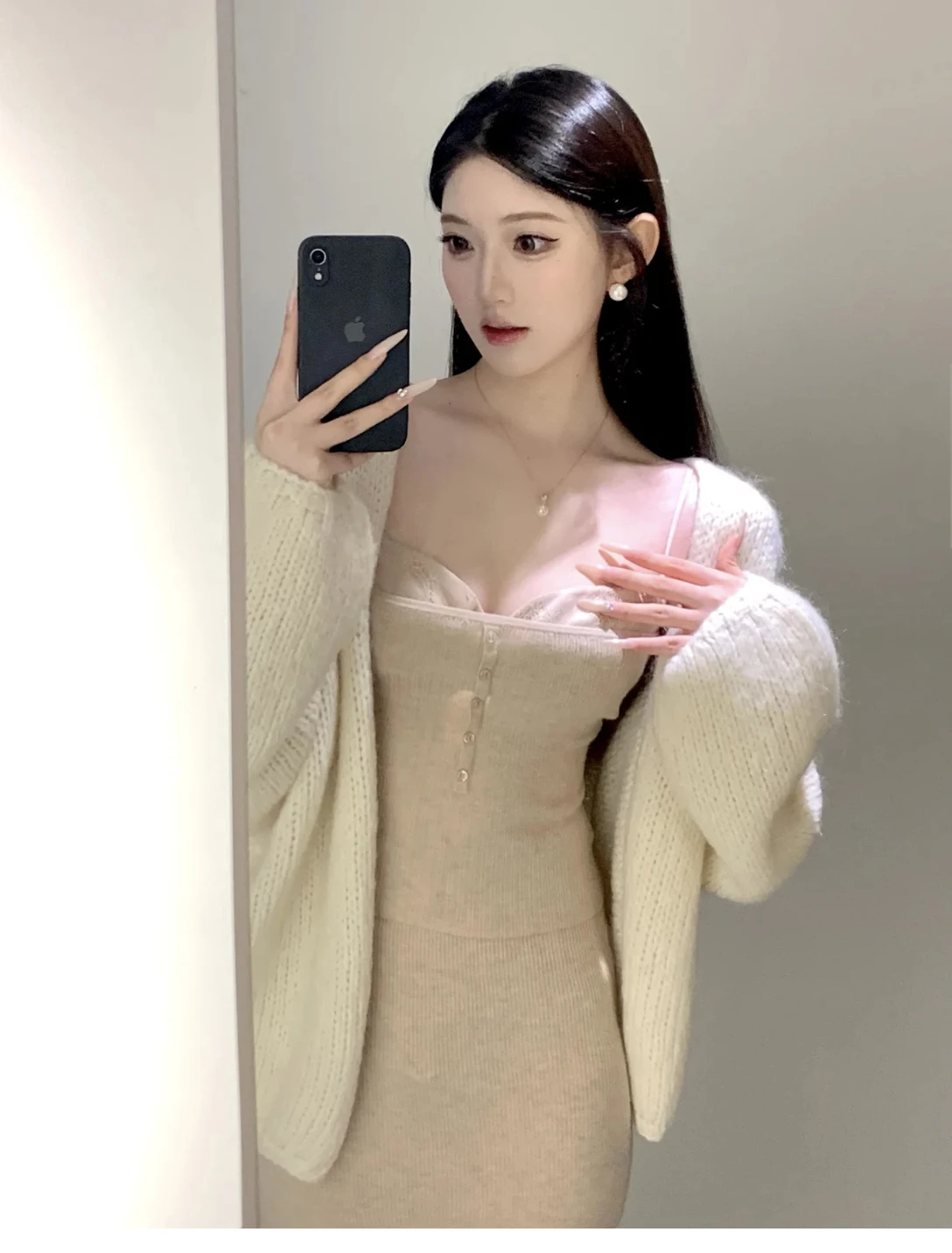 توب نسائي قصير بحمالات من الدانتيل والصوف بتصميم عتيق رومانسي وأسلوب كاجوال، ملابس داخلية بأكمام قصيرة لخريف 2025