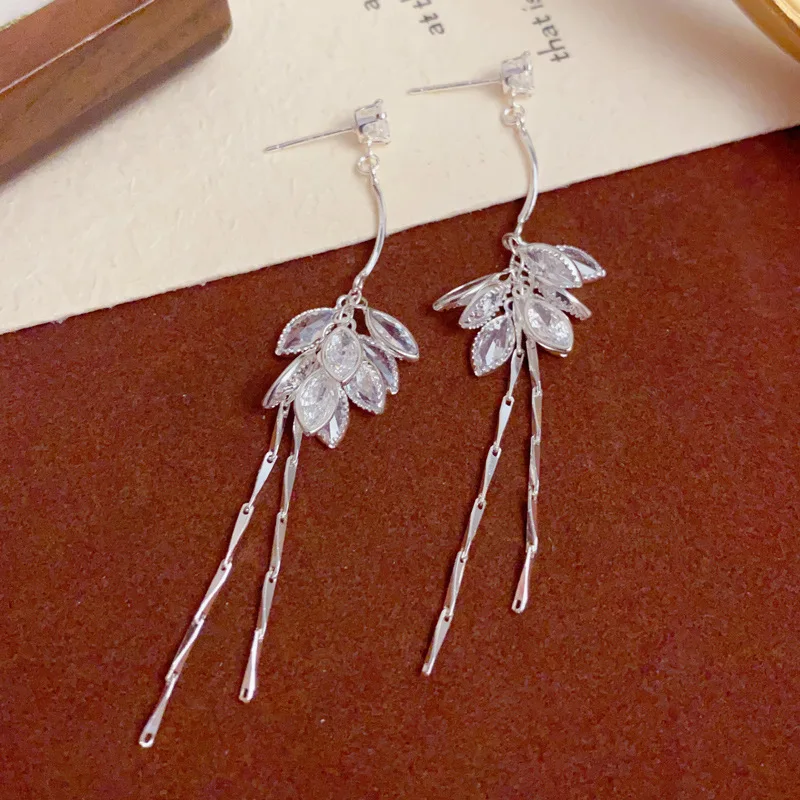 Personalized fashion micro-inlaid leaf long fringed earrings exquisite light luxury versatile super flash ear jewelry