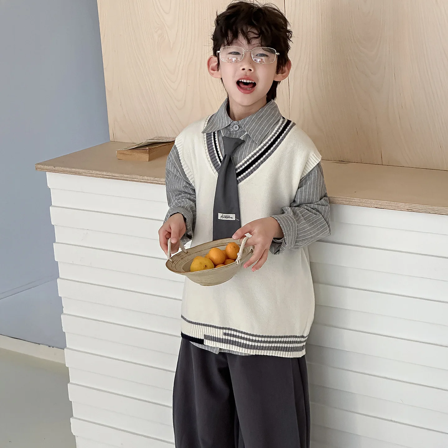 

Комплект детской одежды, весна 2026, новый повседневный школьный стиль для мальчиков, простой вязаный жилет, модная рубашка и галстук, красивый комплект